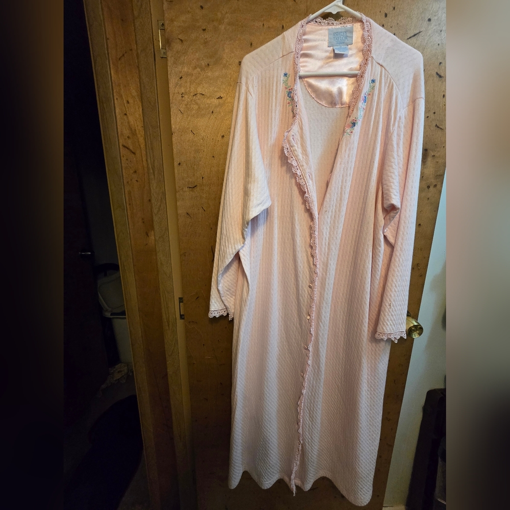 Ashley Taylor Soft Pink Embroidered Night Gown